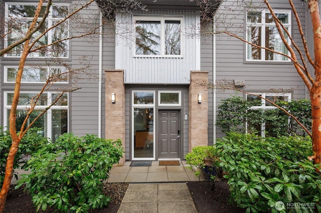 property entrance featuring a balcony