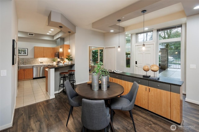 dining area featuring dark wood-style floors, recessed lighting, visible vents, and baseboards