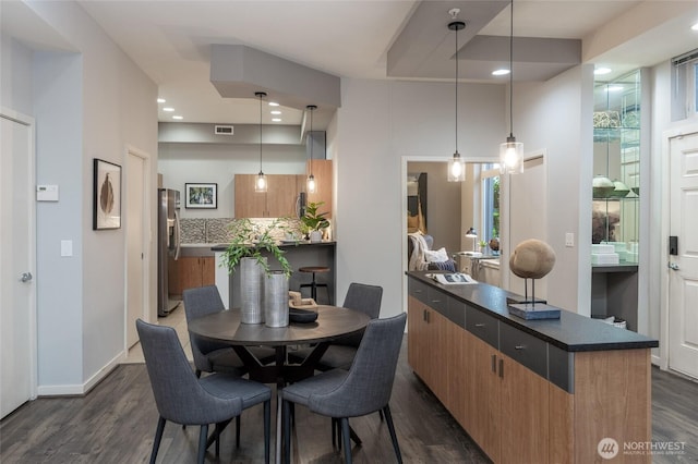 dining space with dark wood-style floors, recessed lighting, visible vents, and baseboards