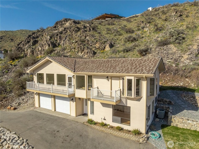 133 Long Dr, Chelan, WA 98816 - view of front facade with a balcony, driveway, central AC, and an attached garage