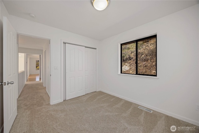 133 Long Dr, Chelan, WA 98816 - unfurnished bedroom featuring light carpet, visible vents, baseboards, and a closet