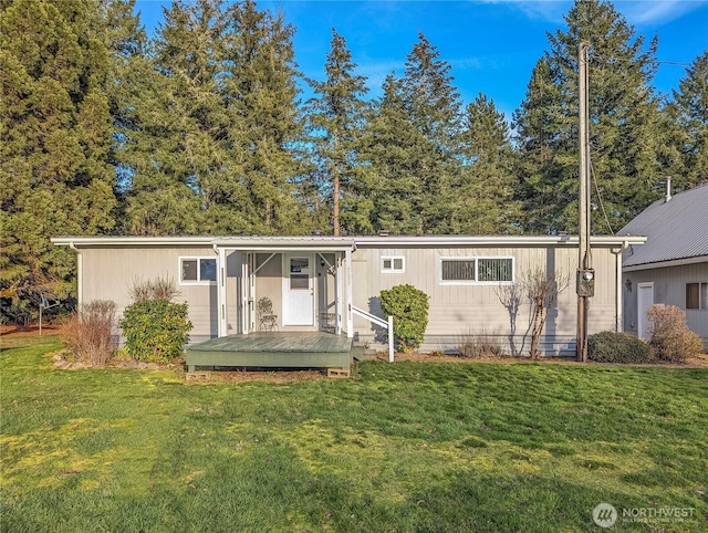 manufactured / mobile home with a front lawn