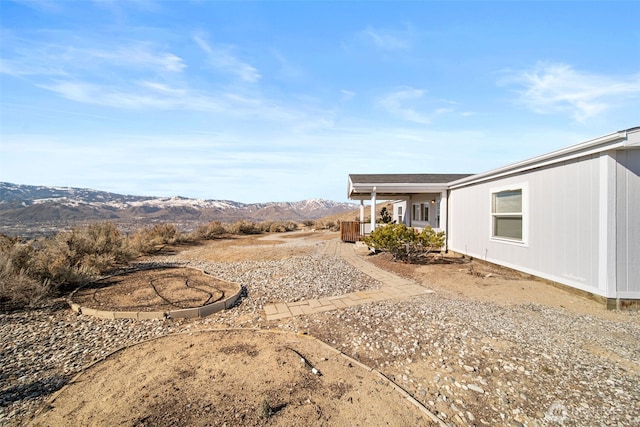 view of yard featuring a mountain view