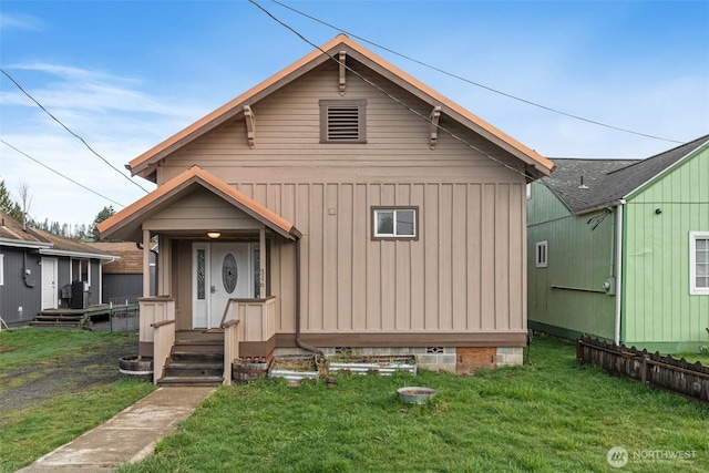 view of front of house featuring a front lawn