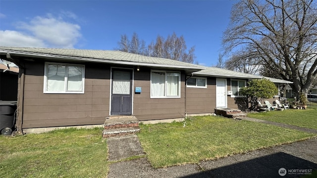 view of front facade featuring a front yard