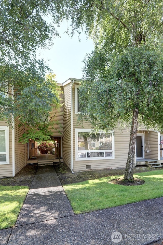 view of front facade featuring a front yard