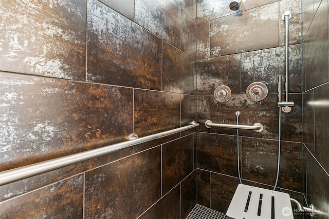 room details featuring a tile shower