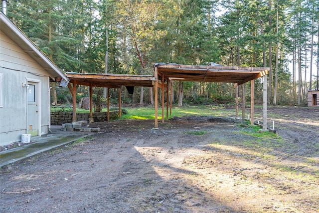 view of yard with dirt driveway