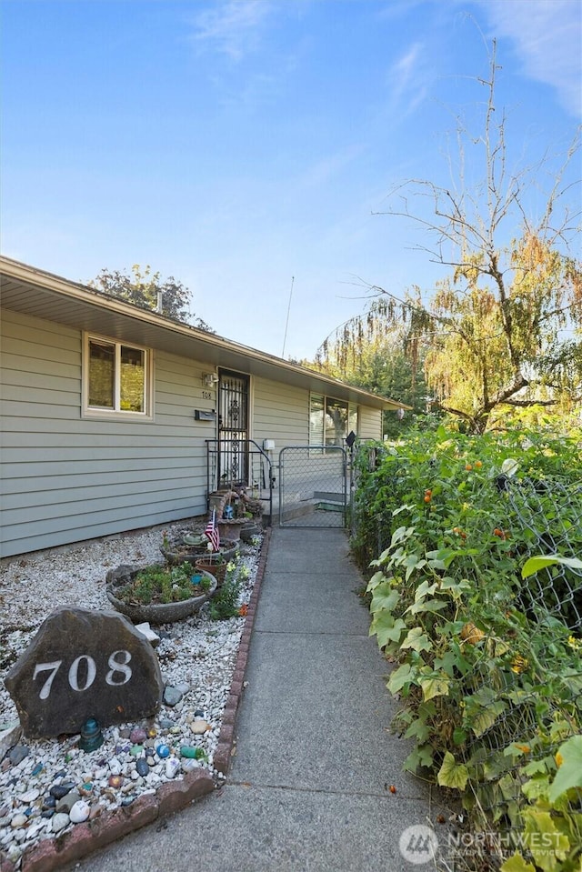 view of front of property featuring a gate