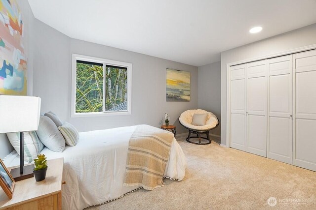 carpeted bedroom with recessed lighting and a closet