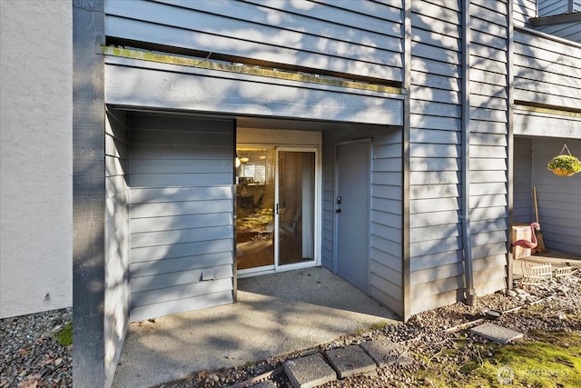 view of exterior entry with stucco siding