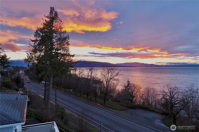 water view with a mountain view