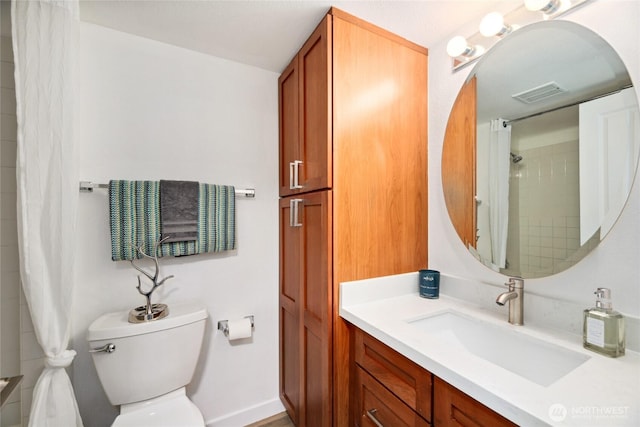 full bath with visible vents, vanity, toilet, and a shower with curtain