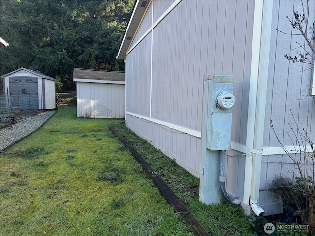 view of yard featuring an outdoor structure and a shed