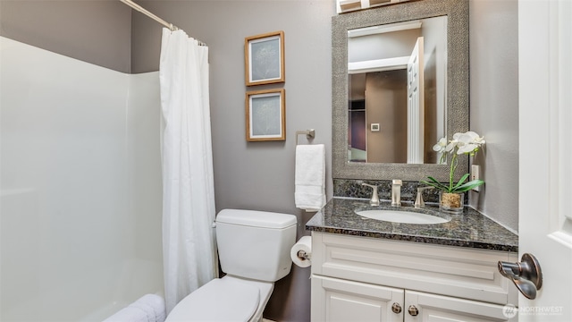 full bath featuring a shower with shower curtain, vanity, and toilet