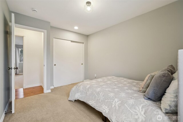 bedroom featuring recessed lighting, a closet, baseboards, and carpet flooring