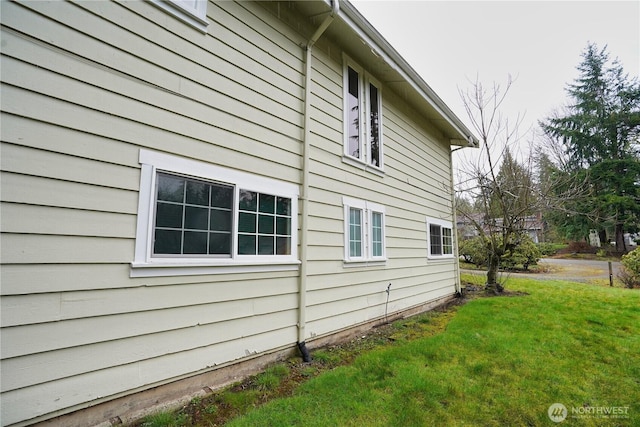 view of side of property featuring a yard