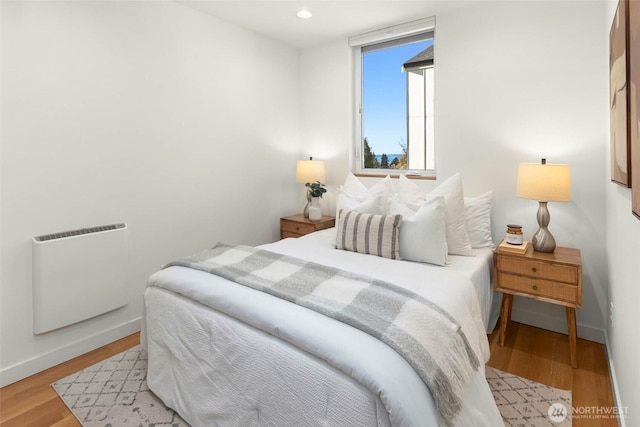 bedroom featuring light wood-style flooring, baseboards, and recessed lighting