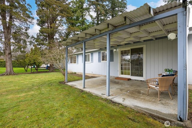 view of yard featuring a patio