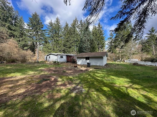 view of yard with an outbuilding