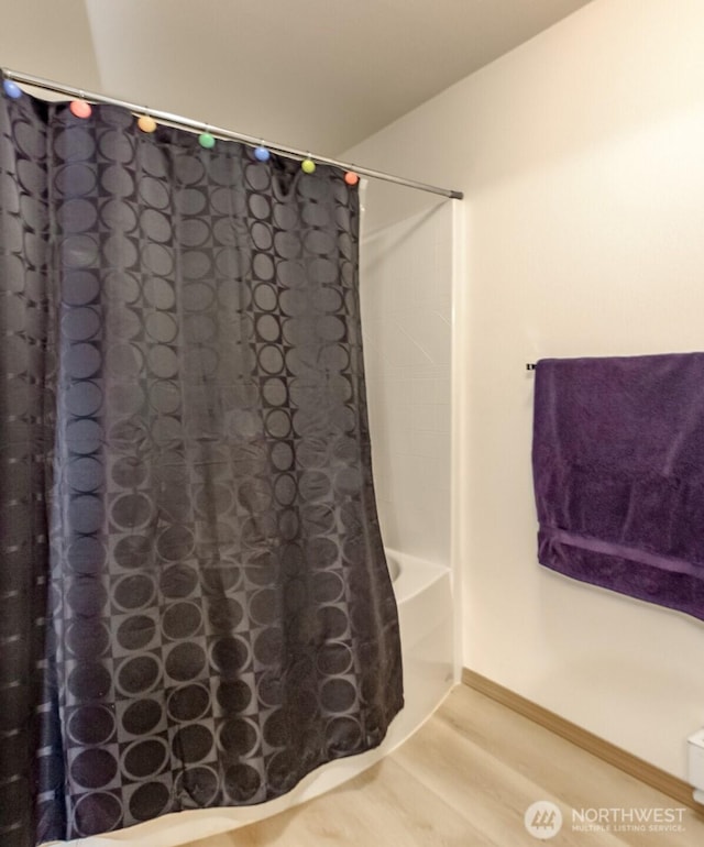 bathroom featuring shower / bath combo