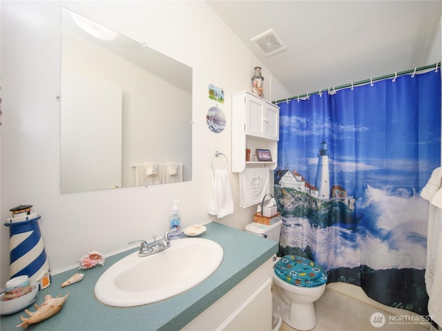 full bath with toilet, curtained shower, vanity, and visible vents