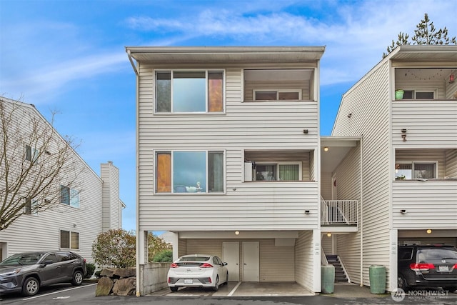 view of front facade with uncovered parking