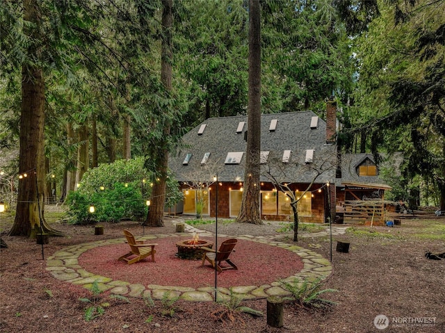 view of yard featuring a fire pit