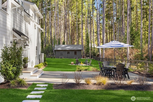 view of yard featuring an outbuilding and fence