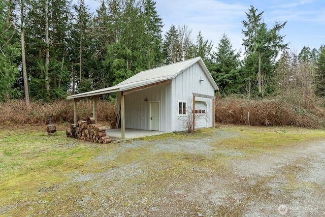 view of outdoor structure with driveway and an outdoor structure