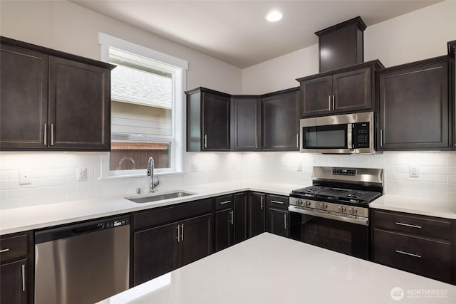 776 Parkland Loop, Sedro Woolley, WA 98284 - kitchen featuring stainless steel appliances, a sink, decorative backsplash, and light countertops