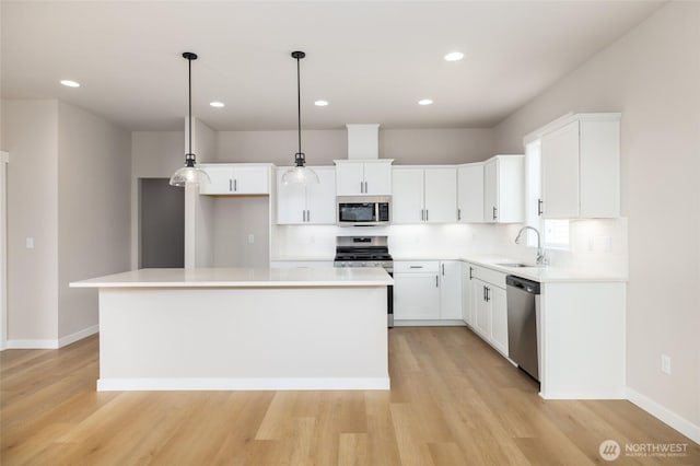 804 Parkland Loop, Sedro Woolley, WA 98284 - kitchen featuring stainless steel appliances, light wood-style flooring, tasteful backsplash, a sink, and recessed lighting