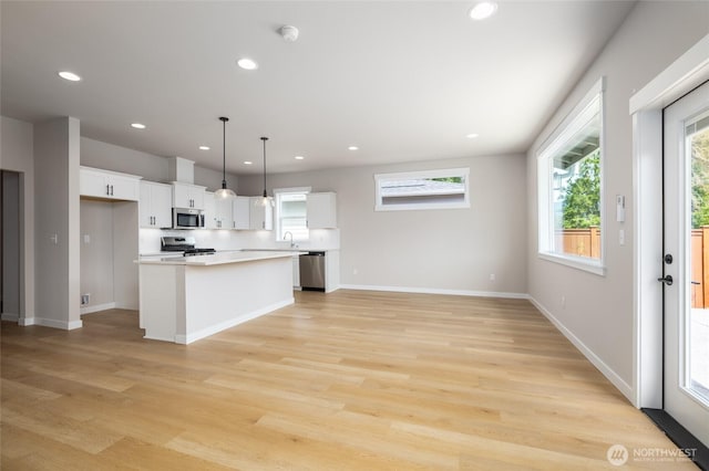 804 Parkland Loop, Sedro Woolley, WA 98284 - kitchen featuring appliances with stainless steel finishes, white cabinets, a sink, recessed lighting, and light wood-style flooring