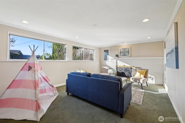 living area featuring recessed lighting, baseboards, ornamental molding, and carpet flooring