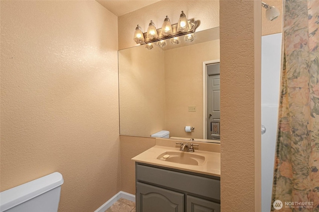 64 Garry Oak Ln, Friday Harbor, WA 98250 - bathroom with a shower with curtain, toilet, vanity, and a textured wall