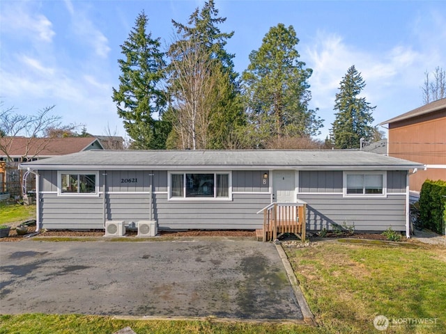 single story home featuring a front yard