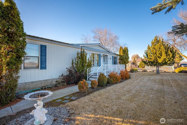 manufactured / mobile home featuring fence