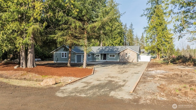 ranch-style house with driveway