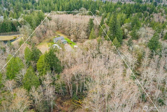 birds eye view of property featuring a forest view