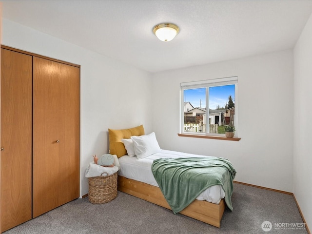 bedroom featuring carpet flooring, baseboards, and a closet