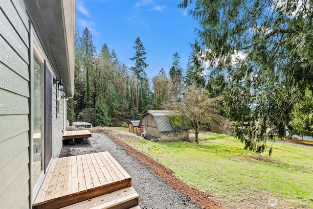 view of yard featuring an outdoor structure and a shed