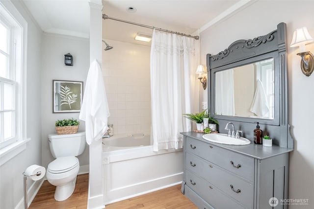 full bath featuring baseboards, toilet, wood finished floors, vanity, and shower / bathtub combination with curtain