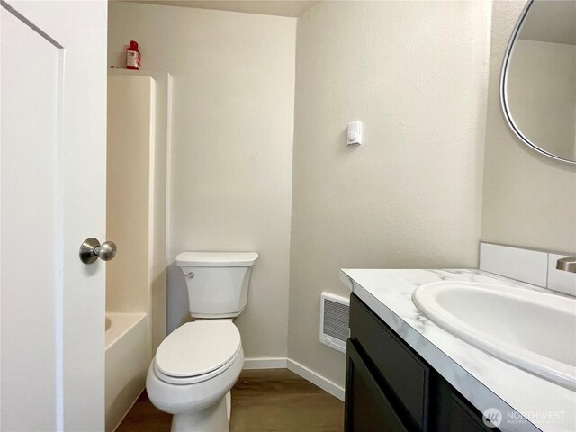 full bathroom featuring visible vents, baseboards, toilet, wood finished floors, and vanity