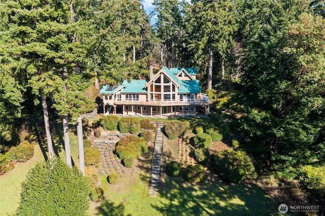 birds eye view of property featuring a forest view