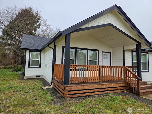 bungalow featuring a front lawn and a shingled roof