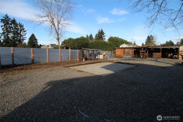 view of yard with an outdoor structure