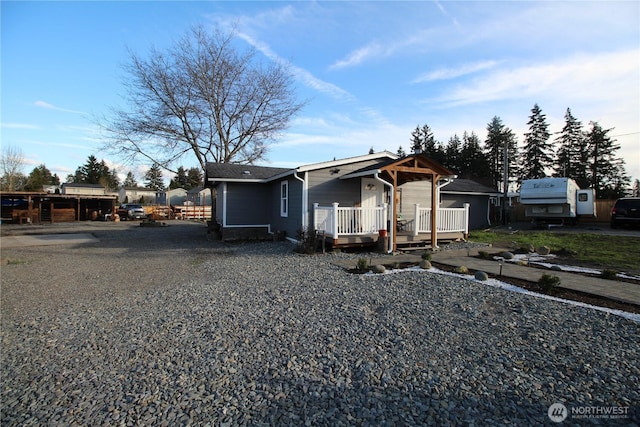 view of front facade featuring driveway