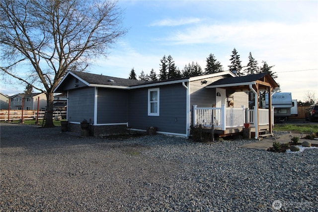 view of front of house featuring gravel driveway