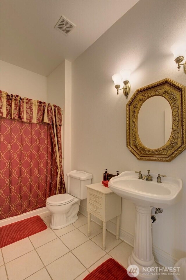 full bathroom with tile patterned flooring, toilet, visible vents, baseboards, and a shower with curtain