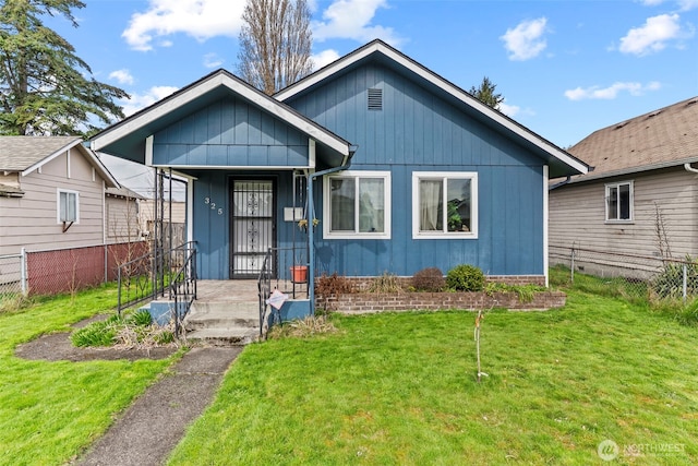 view of front facade with a front yard and fence